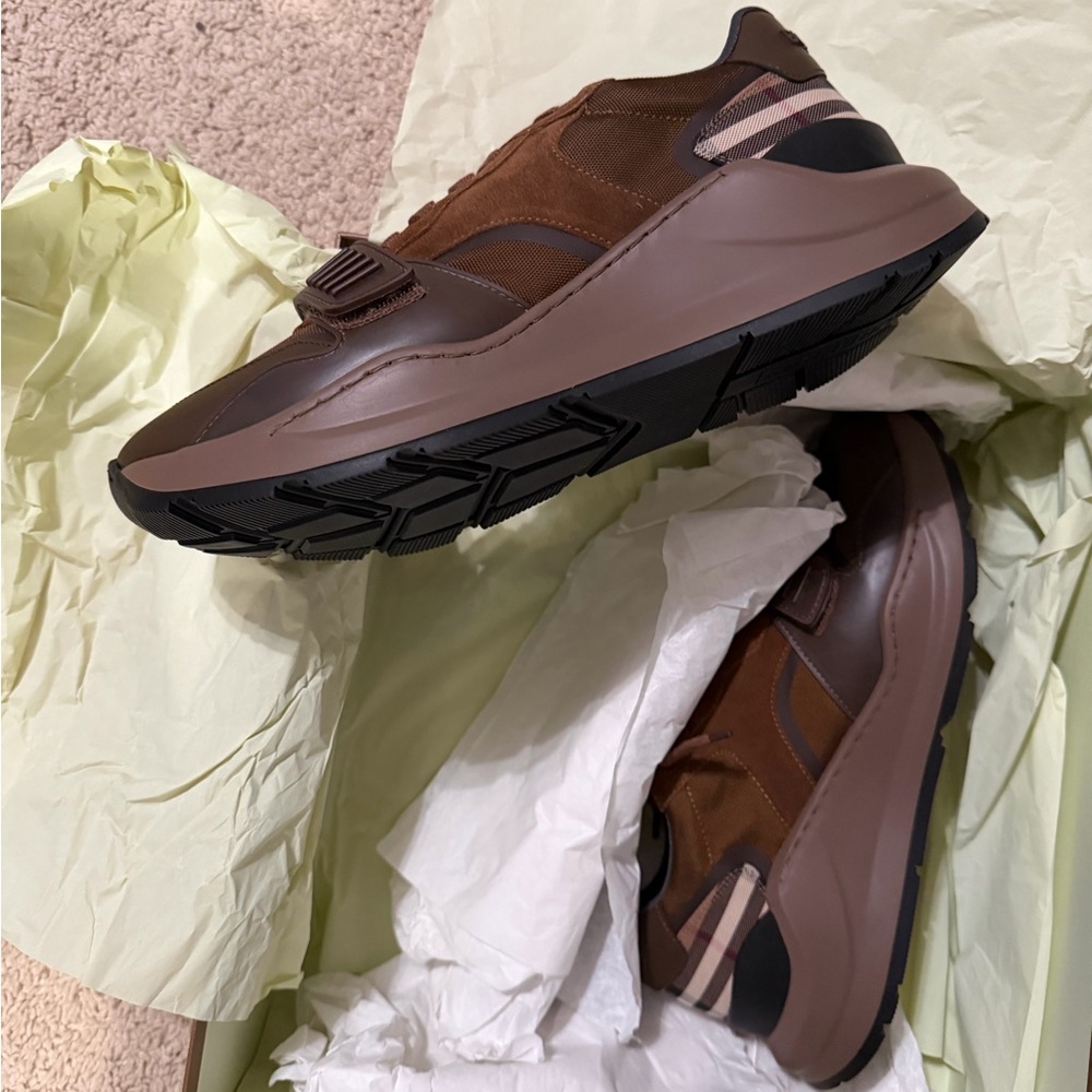 Burberry Ramsey
Brown Check Suede - Picture 4 of 4